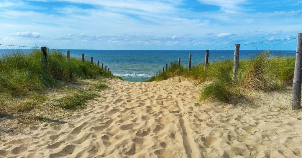 Sandy path opening onto the beach